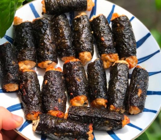 Ức gà cuộn rong biển chiên thơm ngon lạ miệng