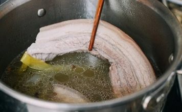 Sai lầm khi luộc thịt, 90% bà nội trợ mắc phải