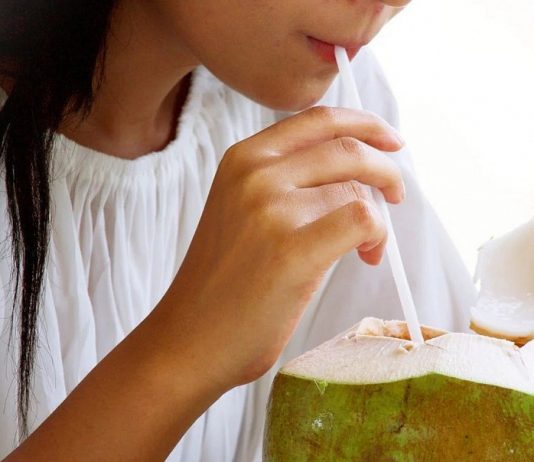 Nắng nóng nên uống nước dừa để giải nhiệt hàng ngày?