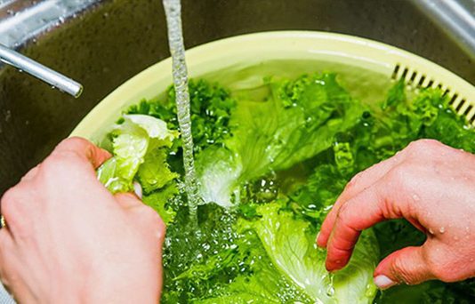 Cách rửa rau như thế nào để loại bỏ thuốc trừ sâu gây hại