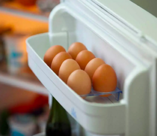Bảo quản trứng ở cánh cửa tủ lạnh ai cũng tưởng đúng hóa ra sai lầm