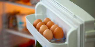 Bảo quản trứng ở cánh cửa tủ lạnh ai cũng tưởng đúng hóa ra sai lầm