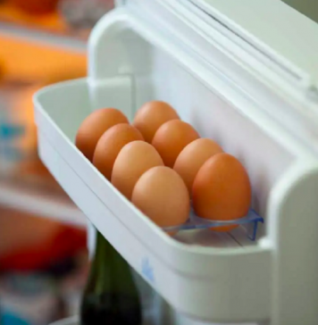 Bảo quản trứng ở cánh cửa tủ lạnh ai cũng tưởng đúng hóa ra sai lầm