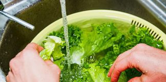 Rửa rau như thế nào để loại bỏ thuốc trừ sâu gây hại