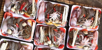 Giật mình set lẩu toàn hải sản tươi giá chỉ 50 ngàn trên vỉa hè