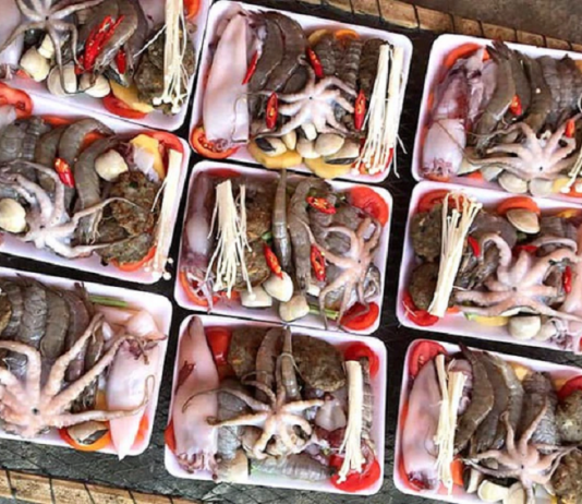 Giật mình set lẩu toàn hải sản tươi giá chỉ 50 ngàn trên vỉa hè