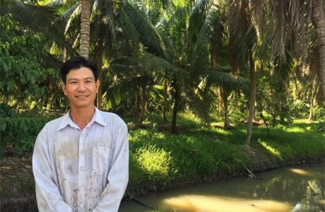 Thạc sĩ bỏ việc nhà nước về làm giàu kiểu con tôm “đòi ôm” cây dừa