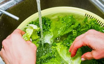 Rửa rau như thế nào để loại bỏ thuốc trừ sâu gây hại