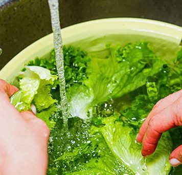 Rửa rau như thế nào để loại bỏ thuốc trừ sâu gây hại