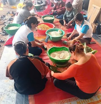 Người dân xã Gào thức đêm gói bánh chưng, hướng về đồng bào vùng lũ