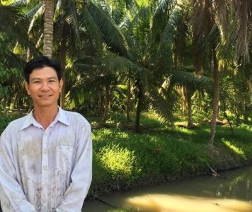 Thạc sĩ bỏ việc nhà nước về làm giàu kiểu con tôm “đòi ôm” cây dừa