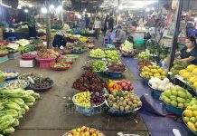 Áp lực giá xăng dầu, nhiều mặt hàng thực phẩm nhích giá