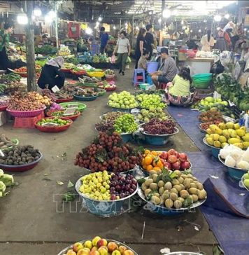 Áp lực giá xăng dầu, nhiều mặt hàng thực phẩm nhích giá