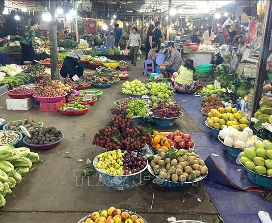 Áp lực giá xăng dầu, nhiều mặt hàng thực phẩm nhích giá